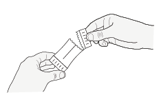 Mani che assemblano un dispositivo medico composto da due cilindri bianchi con scanalature e un connettore