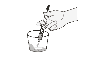 Mano che tiene una siringa pre-riempita sopra un contenitore cilindrico con liquido all