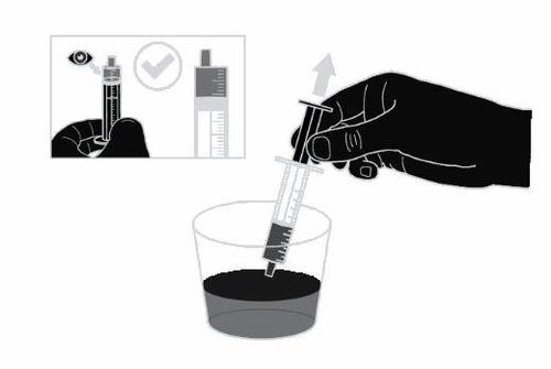 Mano che tiene una siringa sopra un bicchiere con liquido scuro, fiala e contenitore con simbolo di spunta in alto a sinistra