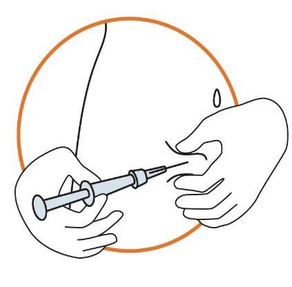 Mano che tiene una siringa inclinata che inietta un farmaco nel braccio, evidenziato da un cerchio arancione e contorno del corpo