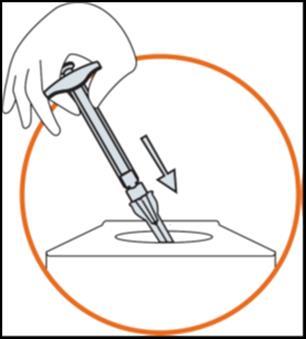 Siringa pre-riempita con ago inserito in un tappo, freccia che indica la direzione di inserimento e mano che la tiene