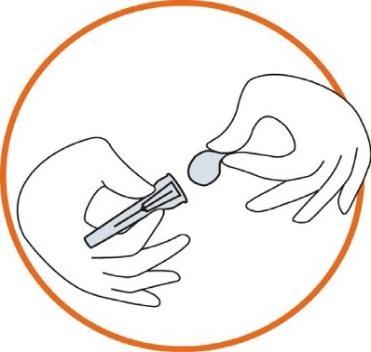 Mani che preparano un dispositivo medico a forma di cilindro con un