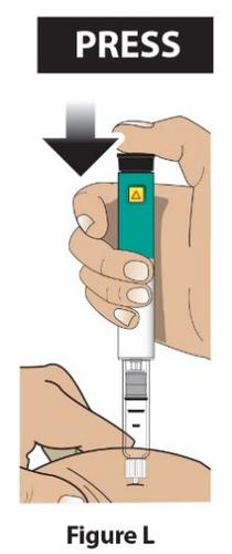 Mano che preme un dispositivo iniettore blu e bianco con ago inserito nella pelle del braccio inferiore