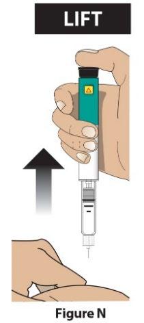 Mano che tiene un dispositivo per iniezione con ago rivolto verso il basso e freccia nera che indica la direzione verso l
