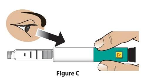 Penna per iniezione con pulsante verde e freccia arancione, mano che preme e occhio che guarda il processo