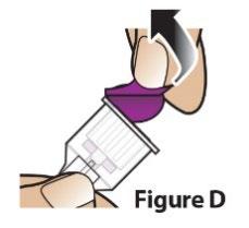 Mano che tiene un dispositivo autoiniettante viola con ago esposto e freccia nera che indica la direzione di inserimento