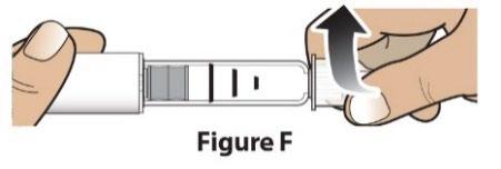 Mano che tiene una siringa preriempita trasparente con stantuffo grigio in estrazione e ago inserito