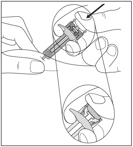 Mano che tiene un dispositivo autoiniettore con ago inserito nella pelle e ingrandimento del meccanismo di iniezione