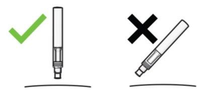 Penna iniettabile corretta in posizione verticale con segno di spunta verde e penna errata inclinata con croce rossa