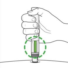 Mano che afferra un dispositivo per iniezione con ago rivolto verso il basso e cerchio verde che indica il punto di iniezione sulla pelle