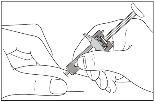Mano che tiene una siringa con ago inserito nella pelle, dispositivo di sicurezza applicato sull