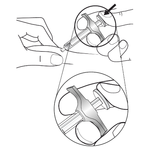 Mano che tiene una siringa preriempita con ago inserito nella pelle, dettaglio ingrandito dell