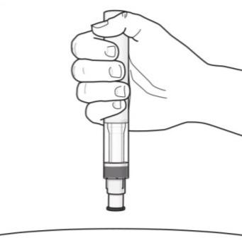 Mano che tiene una penna per iniezione con l