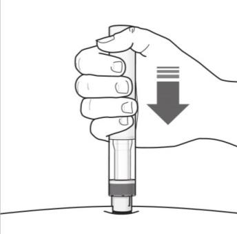 Mano che tiene un dispositivo per iniezione con ago rivolto verso il basso su una superficie cutanea chiara
