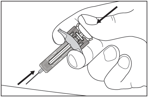Mano che tiene un autoiniettore con ago inserito nella pelle, frecce nere indicano direzione di iniezione e rilascio del farmaco