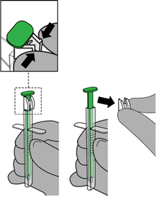 Dispositivo autoiniettante verde con ago protetto e frecce che indicano la rimozione del cappuccio e l