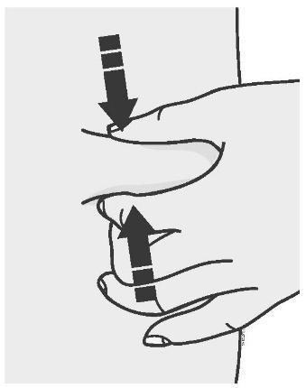 Mano che pizzica la pelle con due dita formando una piega e frecce nere indicano la direzione del movimento