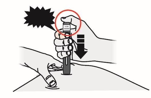 Mano che tiene una penna precompilata con ago rivolto verso il braccio, freccia indica la direzione di inserimento e cerchio rosso evidenzia la dose