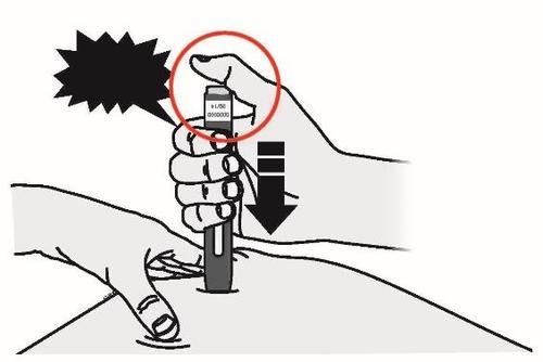 Mano che tiene un dispositivo autoiniettante con indicatore numerico e freccia direzionale verso il basso