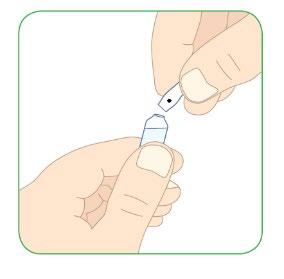 Mano che afferra un dispositivo medico blu trasparente con ago bianco sporgente per iniezione sottocutanea