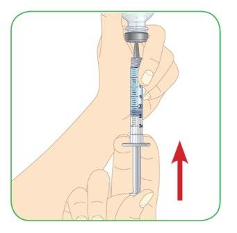 Mano che tiene una siringa graduata con ago rivolto verso l&rsquo;alto e freccia rossa che indica la direzione di iniezione