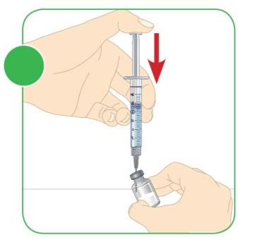 Mano che tiene una siringa con ago che penetra in un flaconcino di vetro trasparente, freccia rossa indica la direzione