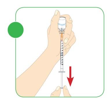 Mano che tiene una siringa preriempita con ago rivolto verso il basso e freccia rossa che indica la direzione di inserimento