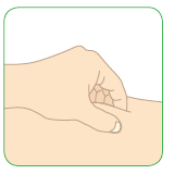 Mano che pizzica la pelle con unghia visibile, simulando un