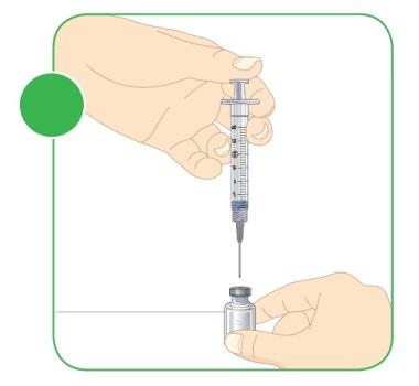 Mano che tiene una siringa sopra un flaconcino, ago posizionato per prelevare il farmaco, indicazione di preparazione all