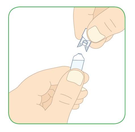 Mano che afferra un dispositivo di sicurezza per ago e una siringa trasparente con l