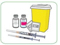 Contenitore giallo per rifiuti speciali affiancato da due fiale, siringhe pre-riempite e foglietti illustrativi piegati