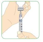 Mano che tiene una siringa con ago collegato sopra un flaconcino di medicinale trasparente pronto per l