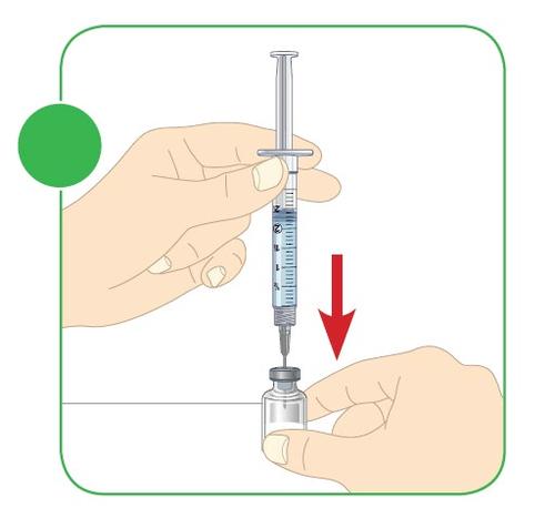 Mano che tiene una siringa sopra un flacone di vetro trasparente con ago rivolto verso il basso e freccia rossa indicante la direzione