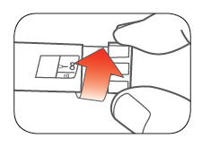 Mano che inserisce una cartuccia numerata 8 in un dispositivo penna con una freccia rossa che indica la direzione