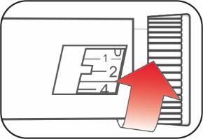 Scheda di memoria inserita in uno slot con freccia rossa che indica la direzione di inserimento