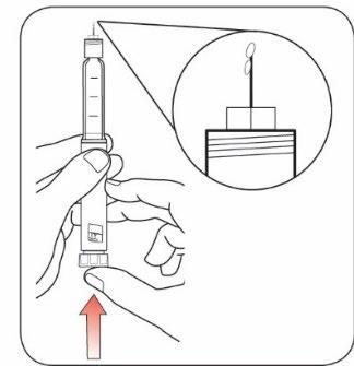 Mano che tiene un dispositivo per iniezione con ago visibile e ingrandimento del meccanismo di rilascio del farmaco con freccia rossa