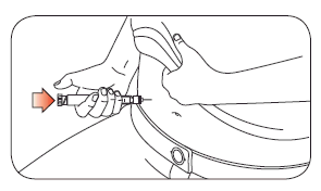 Mano che tiene una siringa con ago inserito nella pelle del braccio, freccia che indica la direzione dell