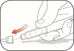 Mano che tiene un dispositivo per iniezione con ago protetto e freccia rossa che indica la direzione di rimozione