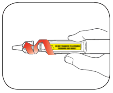 Mano che afferra una penna per iniezione pre-riempita con un cappuccio protettivo rosso e una freccia che indica la direzione di rotazione