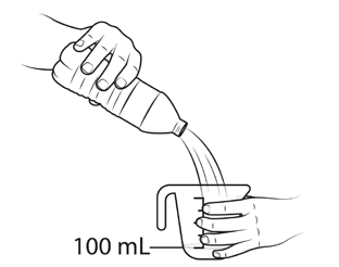 Mano che versa un liquido da una bottiglia graduata da 100 ml in un contenitore tenuto da un