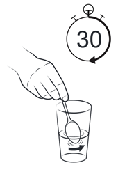 Mano che mescola una polvere in un bicchiere con un cucchiaino e un timer mostra 30 secondi sopra