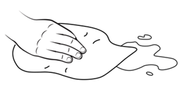 Mano che stringe un tampone di cotone su un