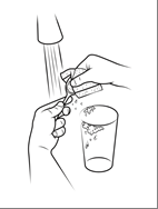 Mano che tiene una compressa sotto un getto d