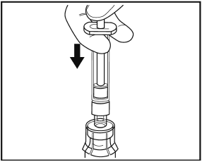 Mano che preme verso il basso un dispositivo autoiniettante con ago protetto e cilindro graduato trasparente