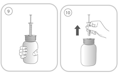Siringa che preleva il farmaco da un flaconcino tenuto da una mano, freccia nera indica direzione aspirazione