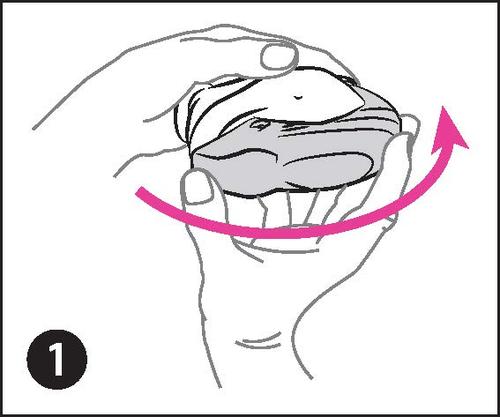 Mano che stringe un batuffolo di cotone imbevuto con freccia rosa che indica la direzione di rotazione