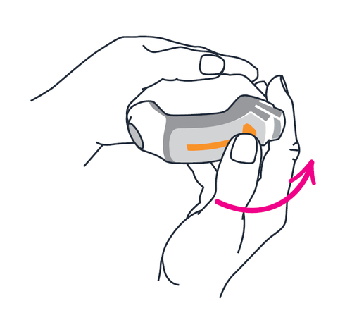 Mano che tiene un dispositivo medico con pulsante arancione e freccia rosa che indica la direzione di pressione
