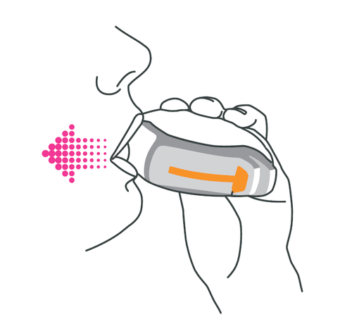 Mano che tiene un dispositivo spray nasale grigio con un getto rosa che esce dal naso