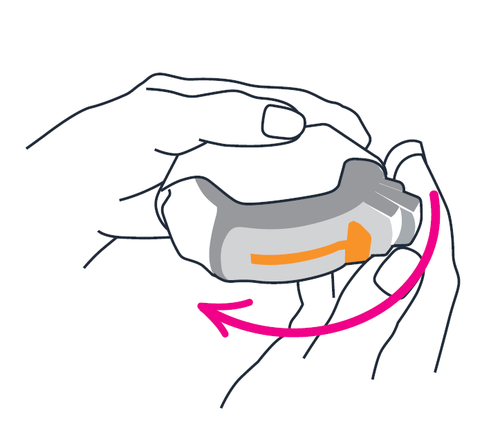 Mano che ruota un dispositivo autoiniettante con freccia rosa indicante la direzione di rotazione e area arancione evidenziata