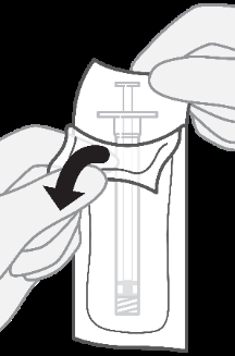 Mano che strappa la pellicola protettiva da una siringa preriempita con freccia nera che indica la direzione